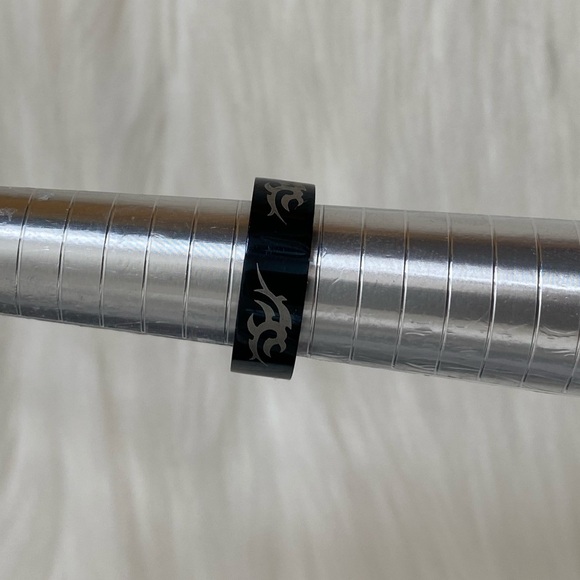 Black ring with design, size 8.5 - Picture 3 of 5